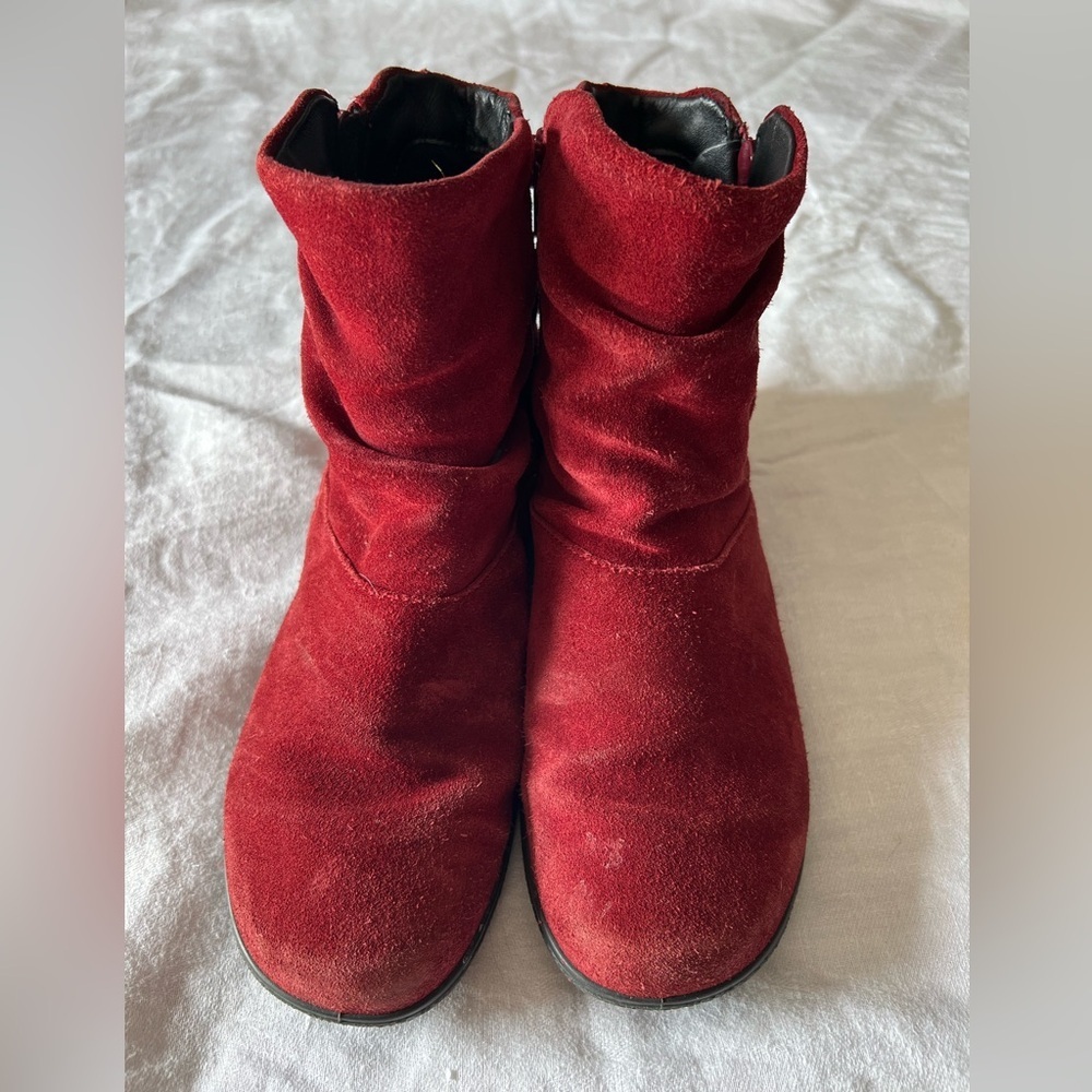 Hotter Whisper Stylish Red Suede Boots. Zipper. Like new. 71/2.